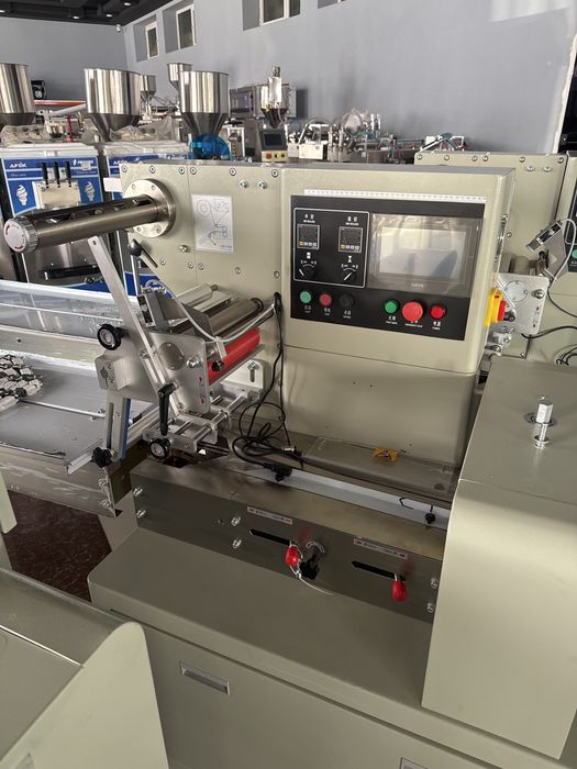 Горизонталная упаковычная машина ( кекс вафли И тд)