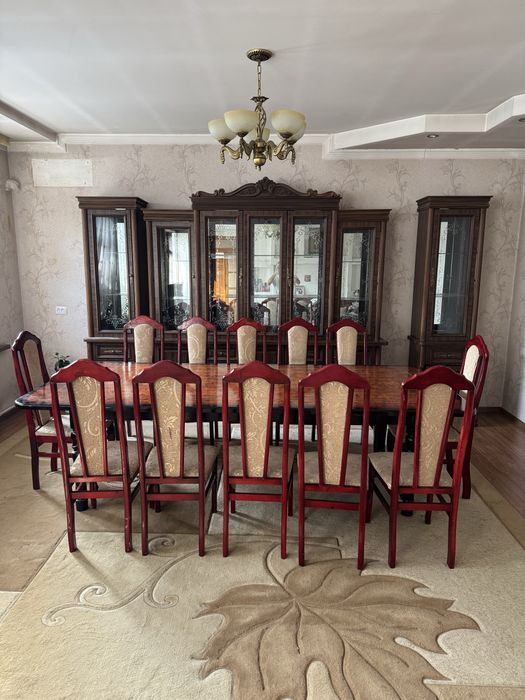 Гостевой стол с 12 стульями