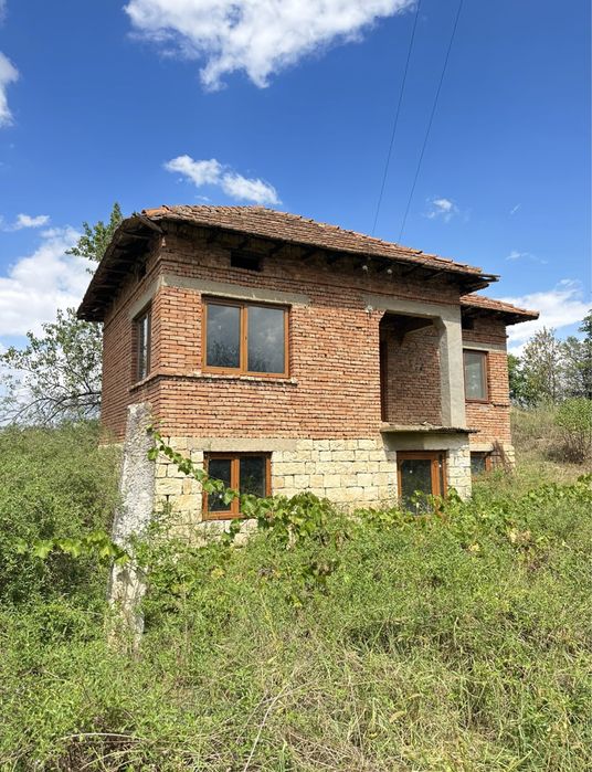 Продавам къща с двор