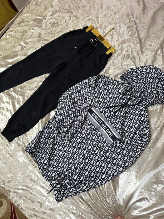 Продаётся ветровка и джоггеры в идеальном состоянии.