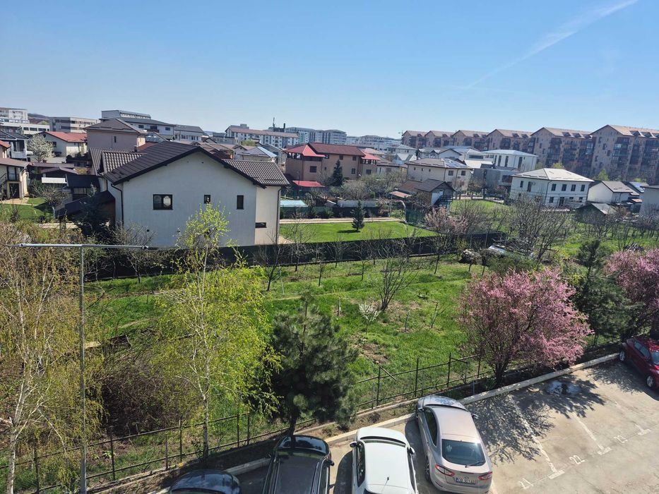 Proprietar vând apartament cu 2 camere si  parcare inclusa
