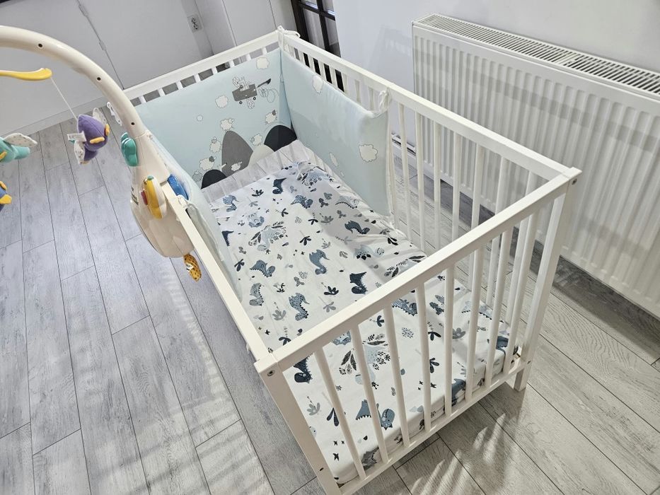 Patut bebe+carusel rata+2 seturi de asternuturi.
