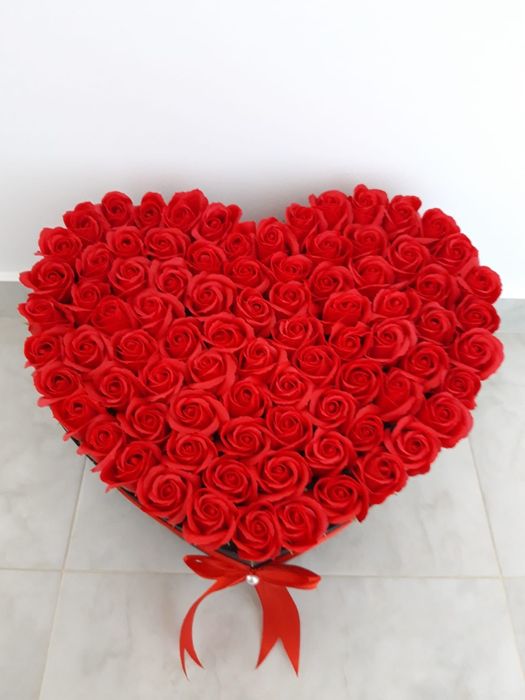 Inima cu trandafiri rosii