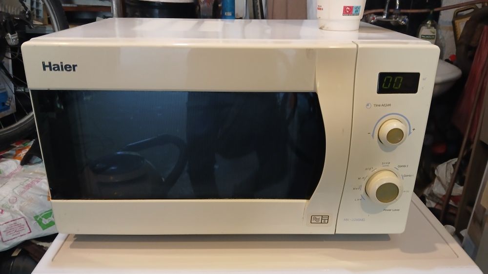 Миклровълнова печка HAIER 1300W КАТО НОВА