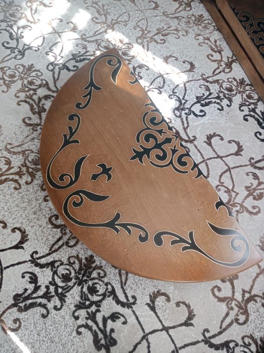 Продам два круглых стола