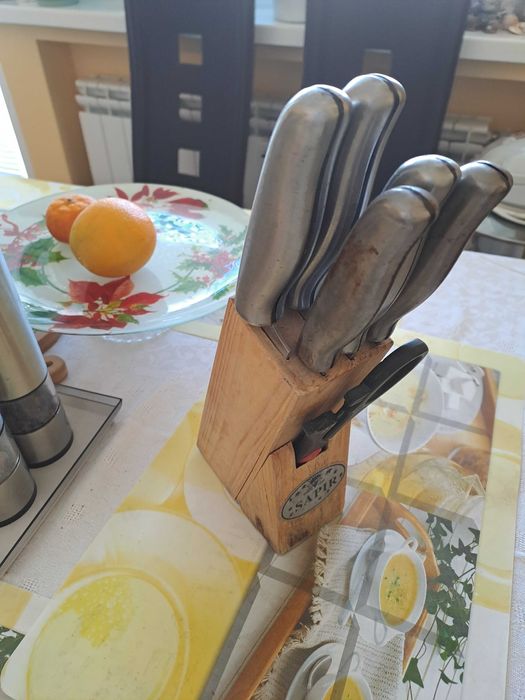 Комплект ножове с метални дръжки на дървена поставка