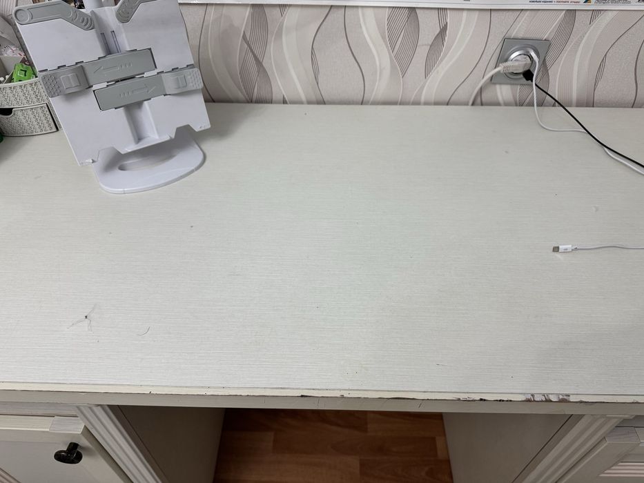 СРОЧНО!!! Продам стол и стеллаж