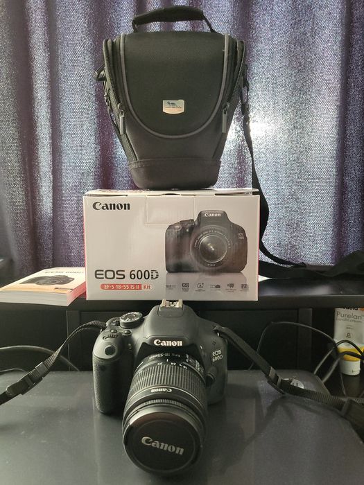 Зеркальный фотоаппарат Canon