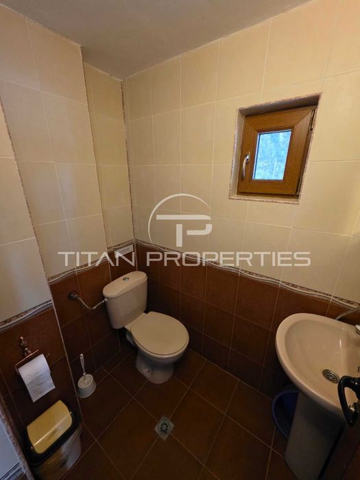 Двуетажна обзаведена къща с два гаража в Цигов чарк