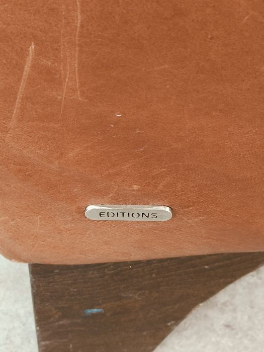 Асиметричен диван от естествена кожа