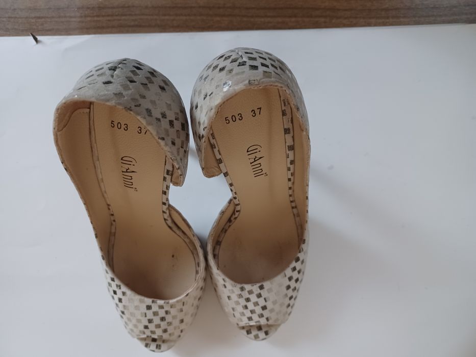 Два чифта дамски обувки, с високи токове за обща цена 20 лв.