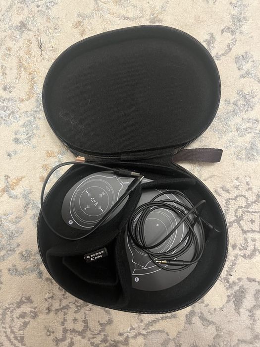 Sony WH-1000XM4 — практически новые