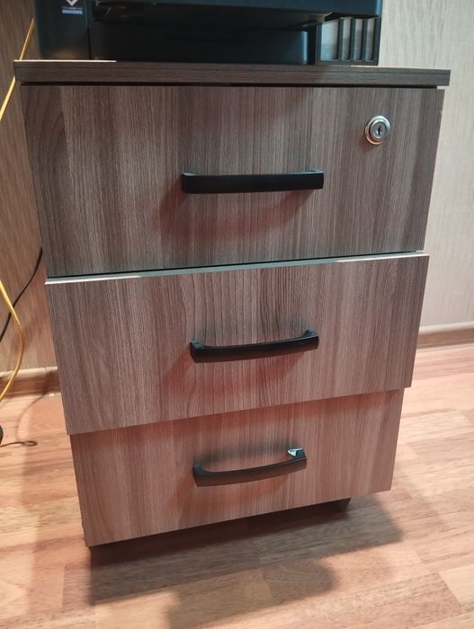 Тумба с ящиками на замке