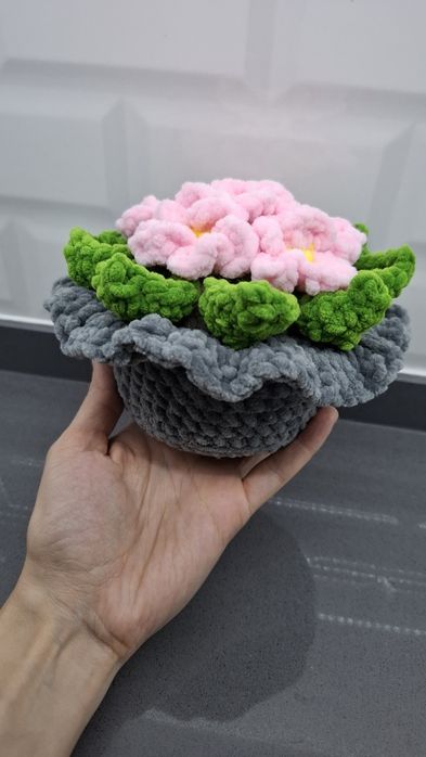 Ръчно плетена саксийка с цветя