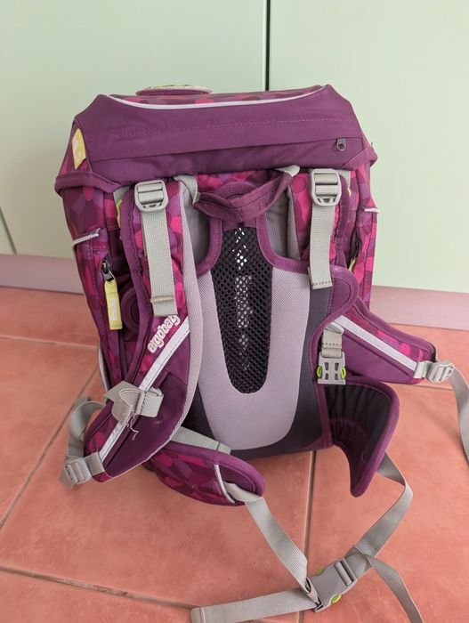 Ghiozdan nemțesc Ergobag – model ergonomic reglabil, nuanțe de roz/mov
