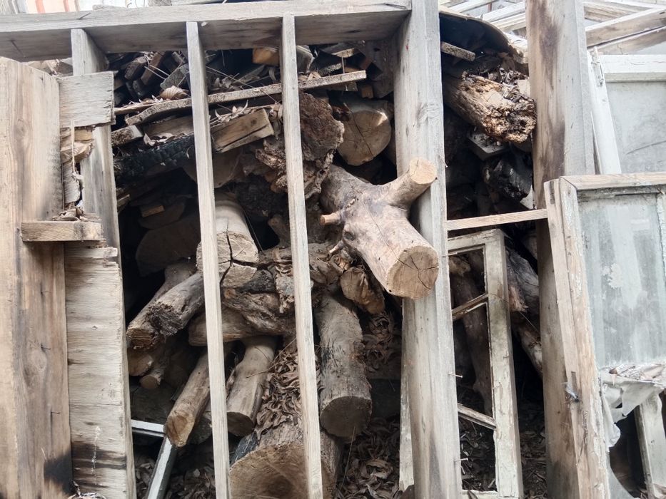 утин  сотилади  продаются дрова