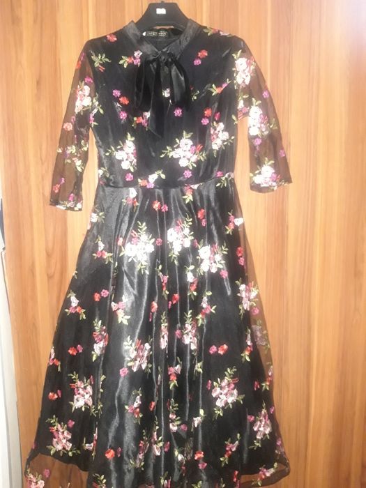 Платья женские, вечерние.