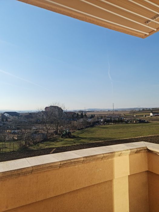 Se vinde apartament cu două camere si doua balcoane, etaj 2/3