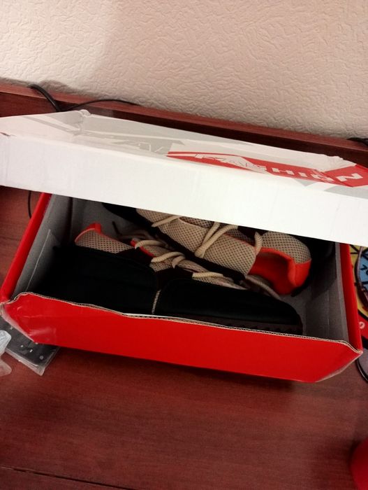 Кроссовки новые в упаковке