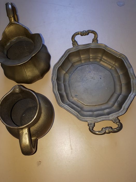 бронзов поднос с две атрактивни кани