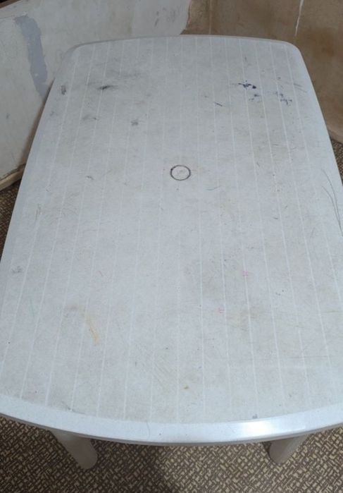 Продам пластиковый набор стол с табуретками