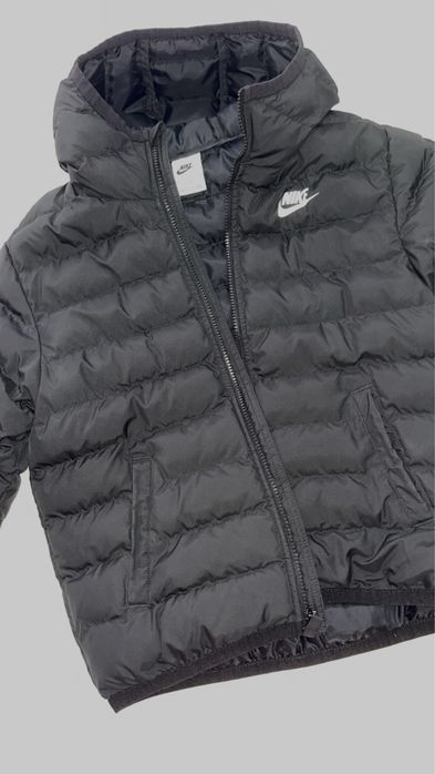 Запазено nike яке размер М 137/147