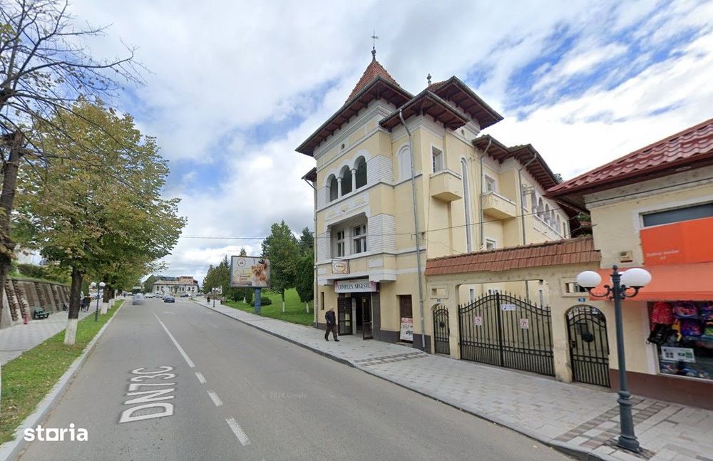 Apartament cu mansardă de vânzare în Curtea de Argeș.