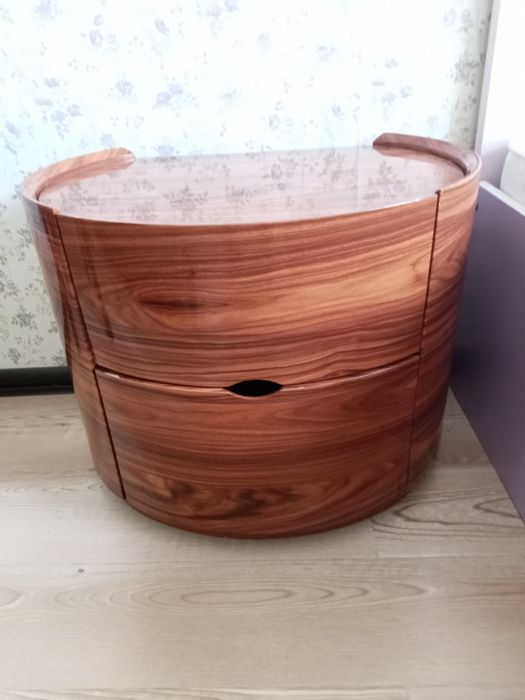 Стол-парта, тумбочки,комод,зеркало