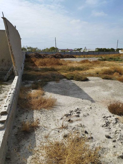 Атрофи уралган ер участкаси сотилади.