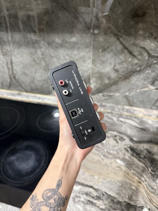 Звукавая карта BEHRINGER U-Phoria UM2