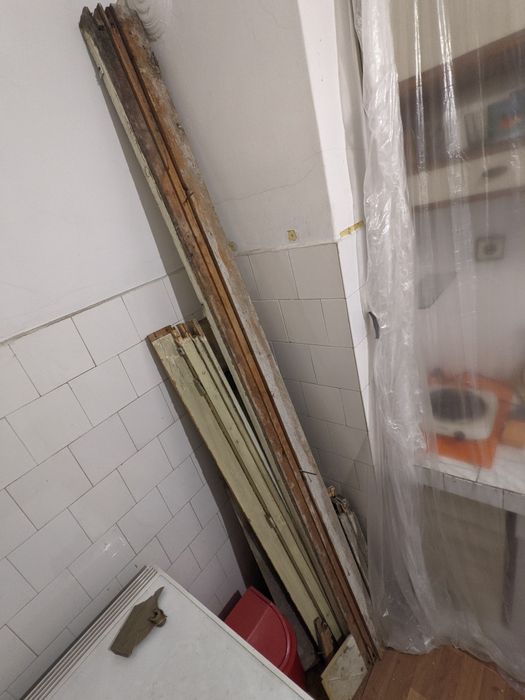 Подарява се стара свалена дървена дограма - 15 прозореца и 2 врати