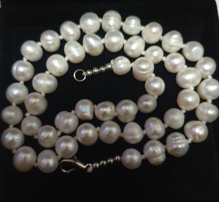 Колье от Svarovski.