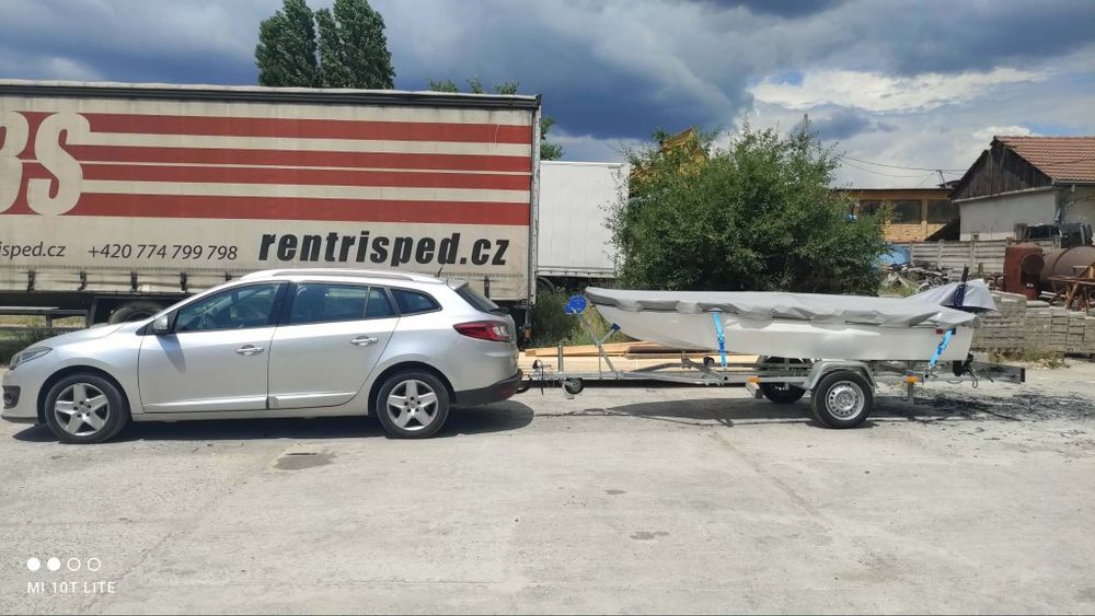 Barcă cu motor și peridoc