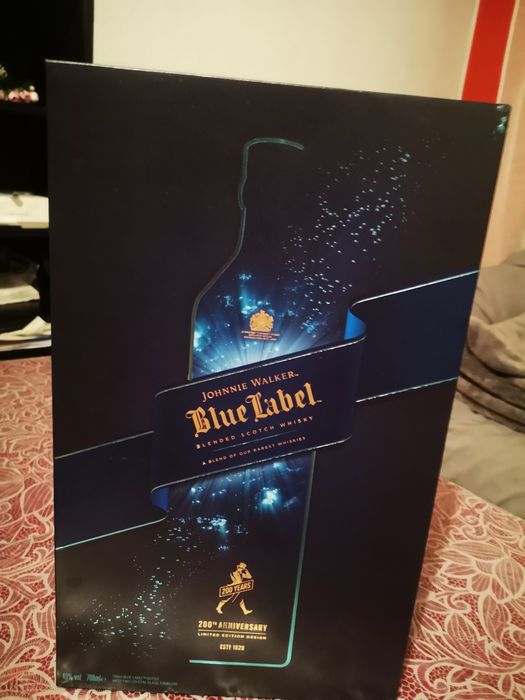 Бутилка синьо Джони с две чаши