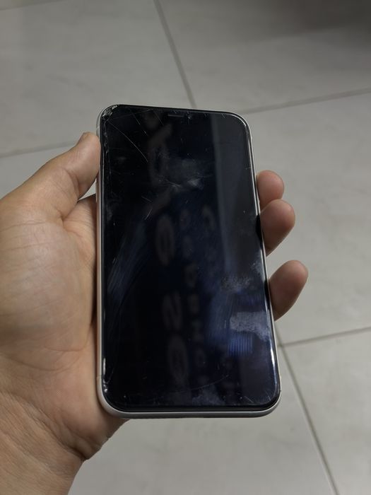 Iphone 11 xolati yaxshi hama yeri ishlaydi