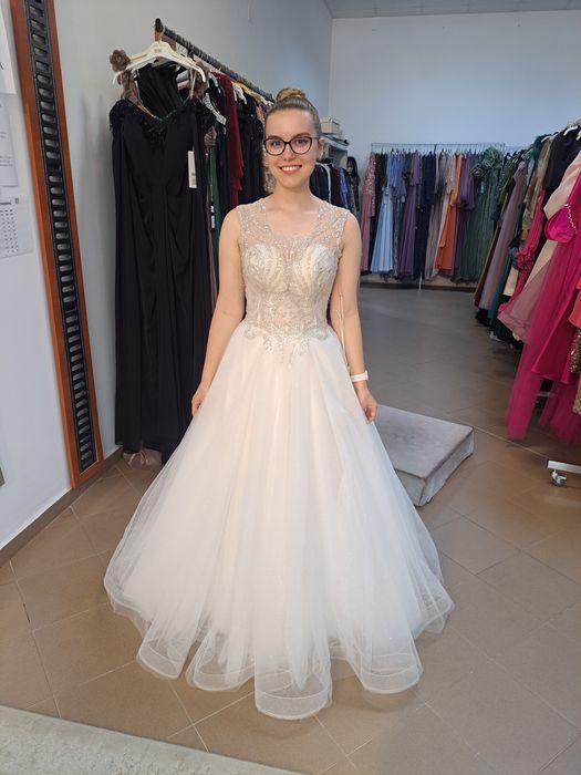 Vand rochie de mireasa cu voal si cerc
