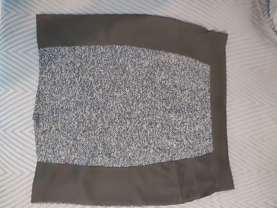 Fusta scurta , culoare negru cu navi, marime L