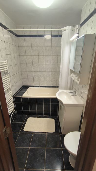 Proprietar, închiriez ap 3 cam, 2 bai, in vila