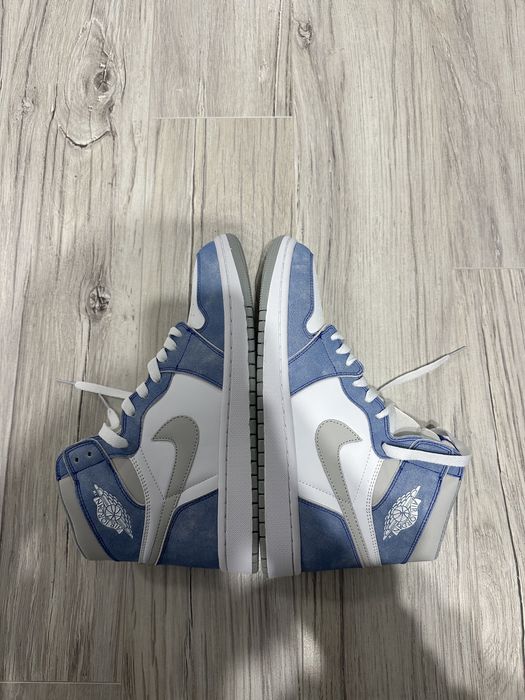Air Jordan 1 Retro High OG "Hyper Royal" sneakers