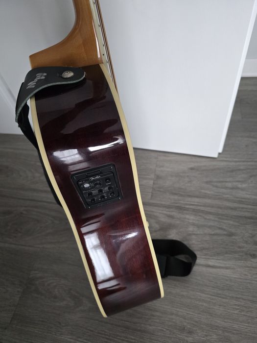 Chitara bass Fender, electro-acistica