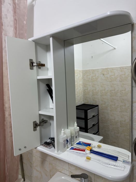 Продам навесной зеркальный шкаф для ванны