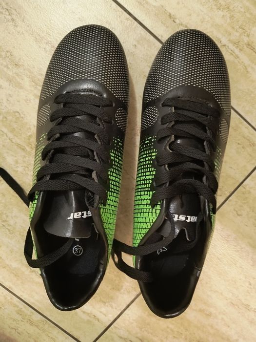 Чисто нови футболни бутонки mat star