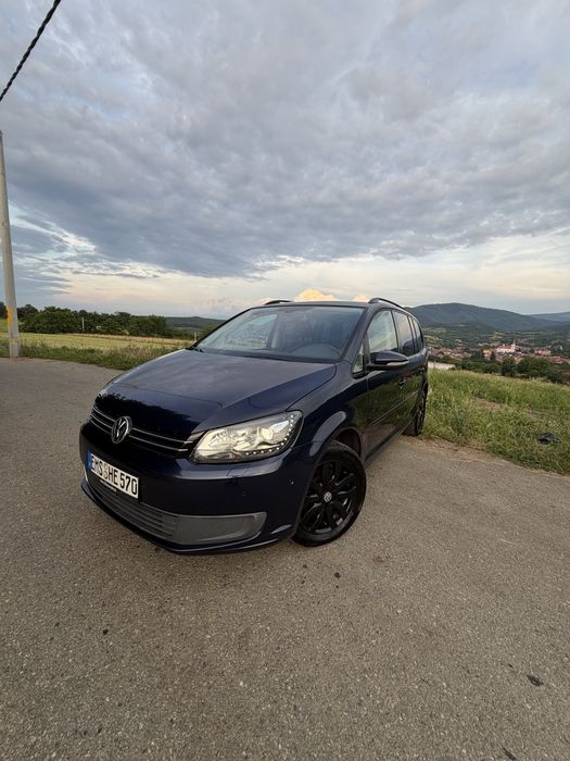 VOLKSWAGEN Touran 2011
