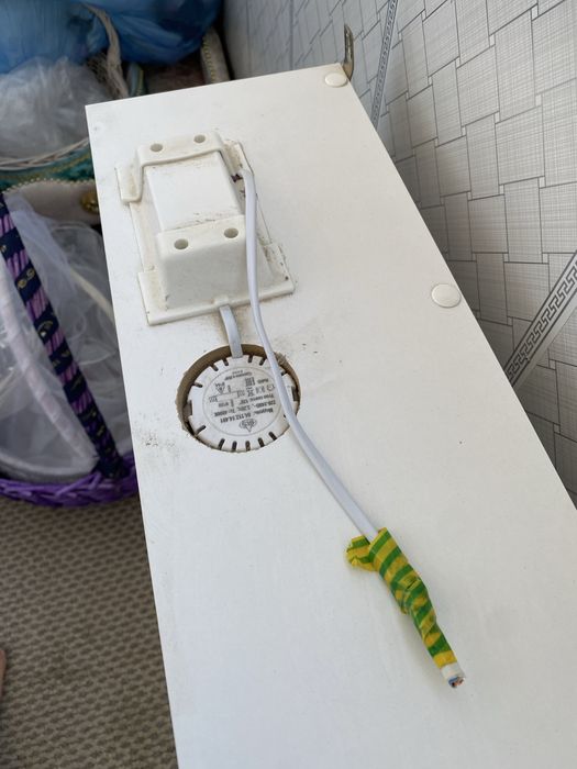 Зеркало-шкаф для ванной.