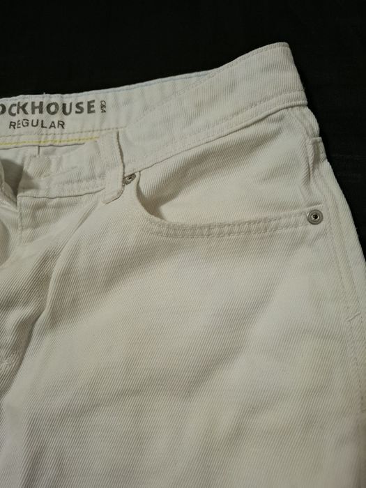 Blugi albi denim, stil rupți S.