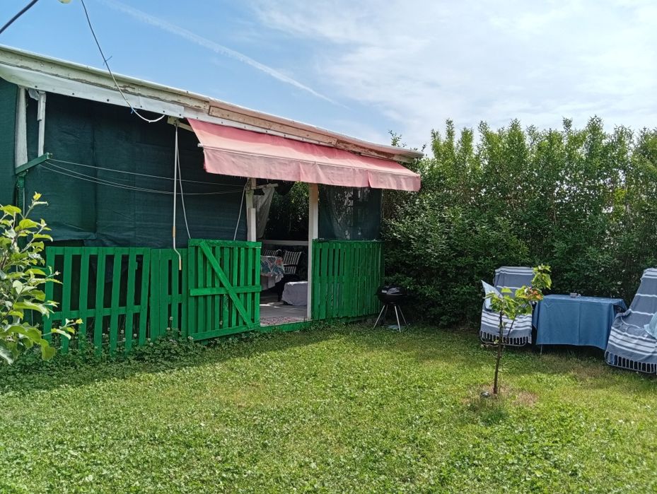 Каравана с веранда, кухня,,баня,двор до морето в Кариани-8000 евро.