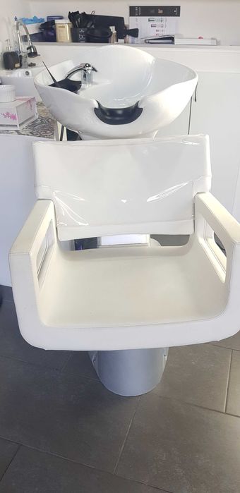 Оборудване за Фризьорски салон,измивна колона ,2стола за фризьор и др.