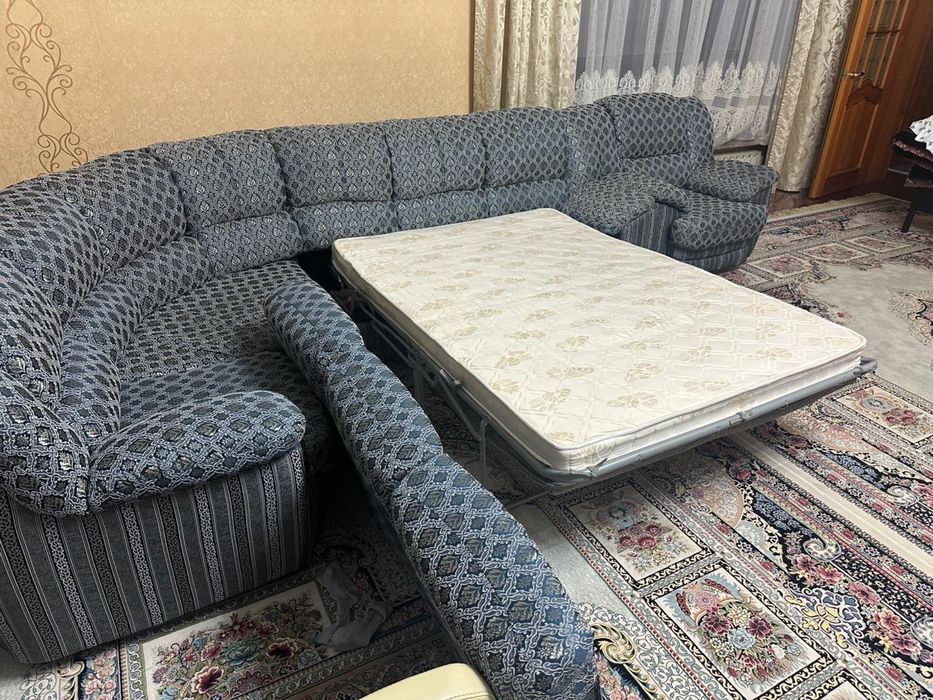 Продам угловой диван с креслом