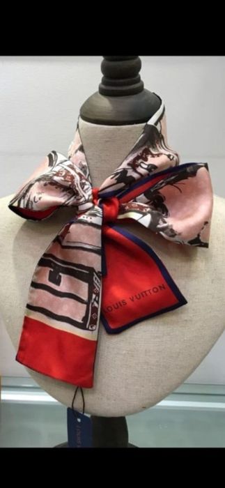 Esarfă Chanel, Louis Vuitton, model 2026