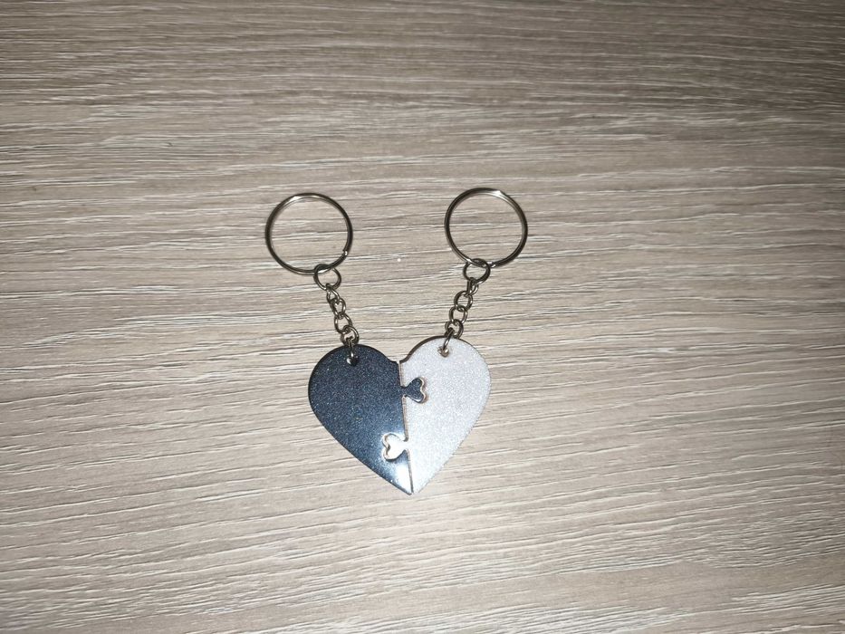 Brelocuri in forma de inima din rasina diverse culori